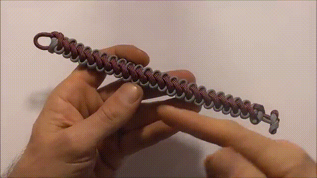 How You Can Tie A Bootlace Paracord Survival Bracelet Without…