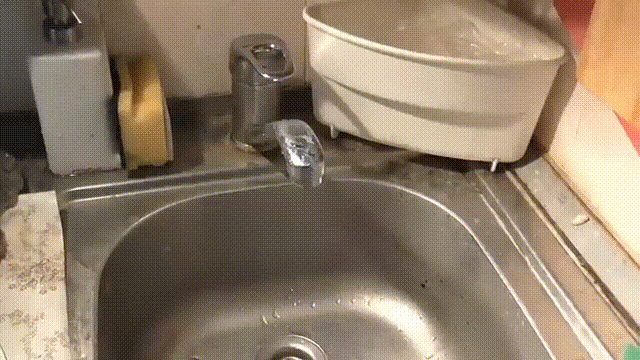 Кран пьёт воду из-под крана
