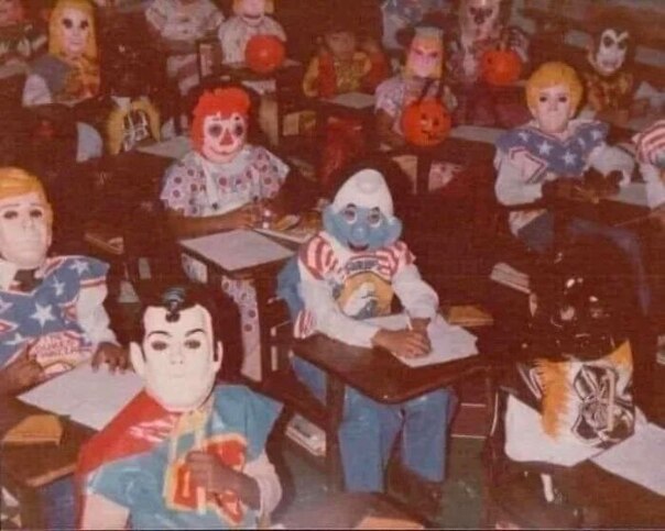 Дети за партами на Хэллоуин, 1980-е...