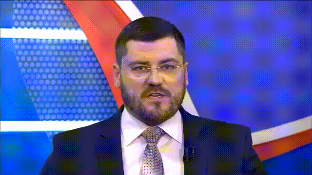 Ондатра напала на трактор, защищая свою лужу